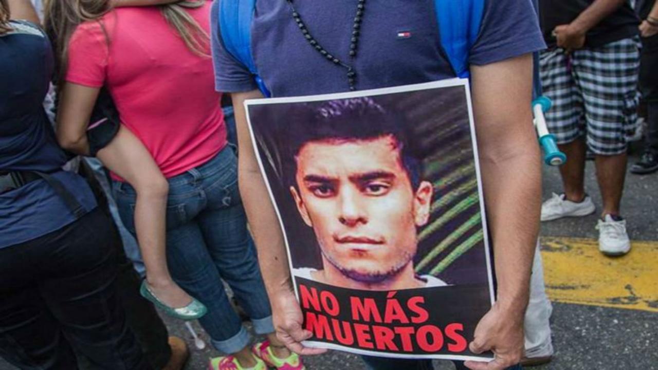 Un hombre con un cartel del estudiante Juan Pablo Pernalete, fallecido durante una manifestación en Caracas en 2017. 