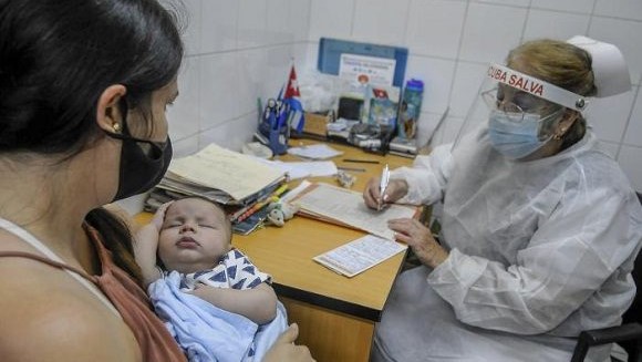 Un niño recién nacido es atendido en una institución de salud.
