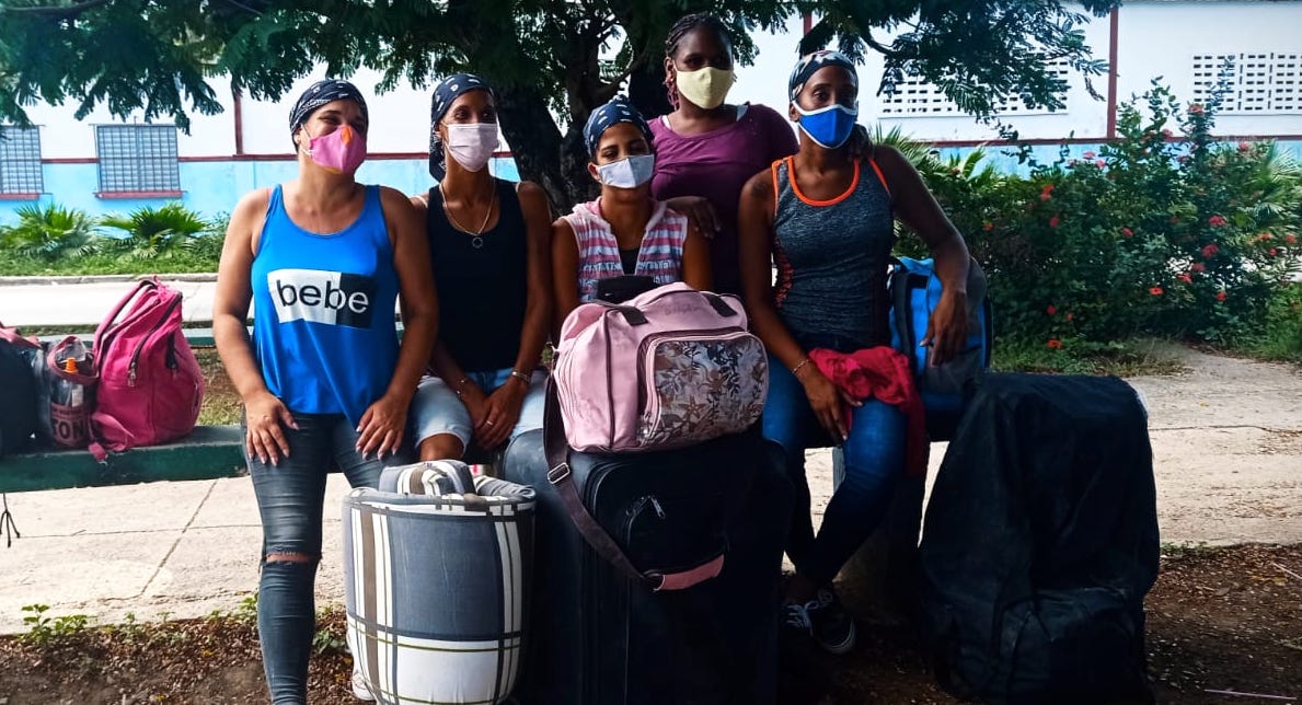 Las cinco madres cubanas tras ser desalojadas del edificio que ocuparon.