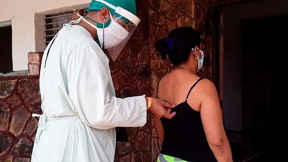 Un médico reconoce a una paciente en Cuba.