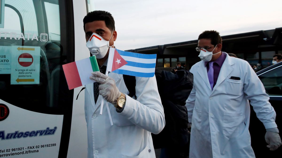 Médicos cubanos enviados en Italia a raíz de la pandemia.