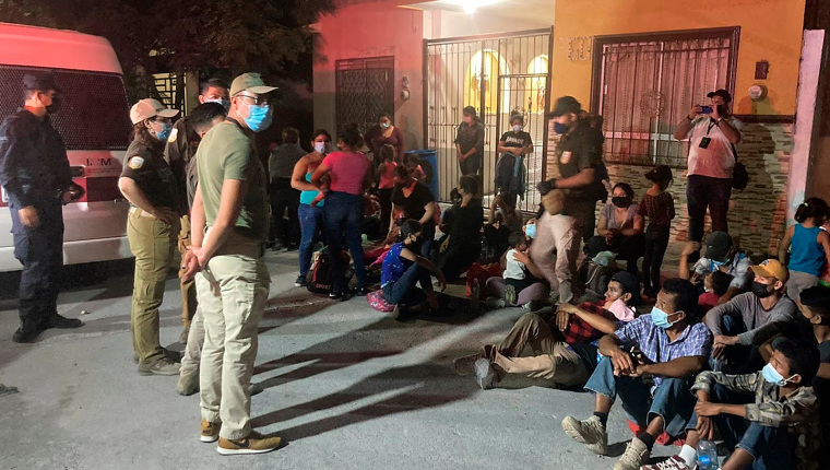 Migrantes arrestados por las autoridades mexicanas.