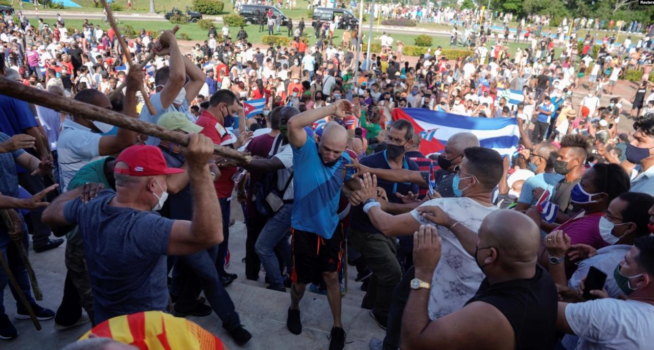 Represión violenta de las protestas ante el Capitolio de La Habana.