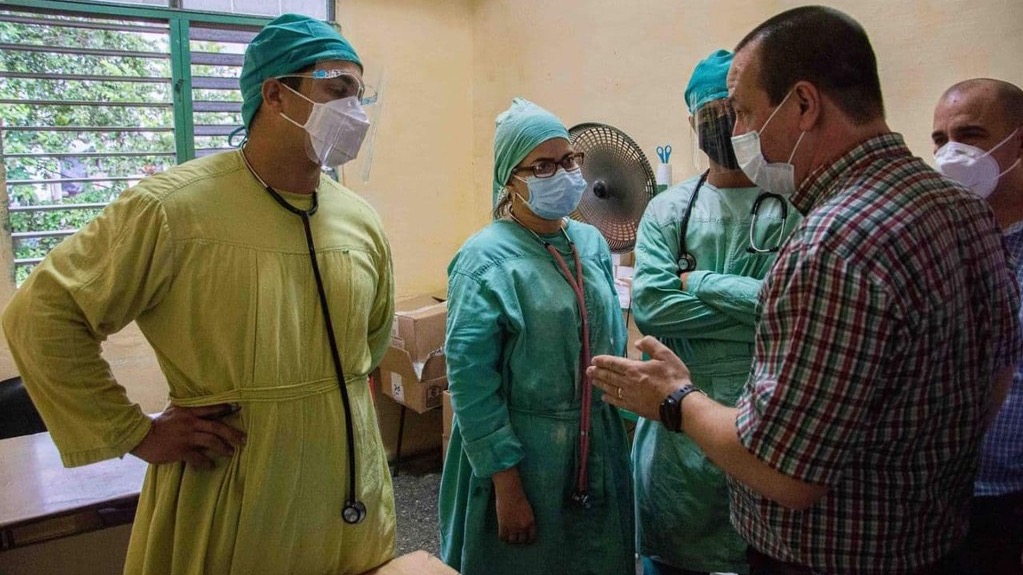 El ministro de Salud cubano visita un hospital en Pinar del Río.