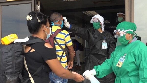 Viajeros en el control sanitario del Aeropuerto Antonio Maceo de Santiago de Cuba.