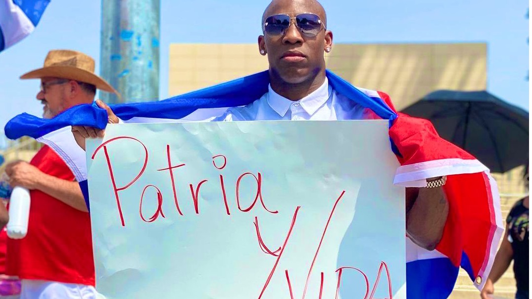 El boxeador cubano Yordenis Ugás con una pancarta de 'Patria y Vida'.