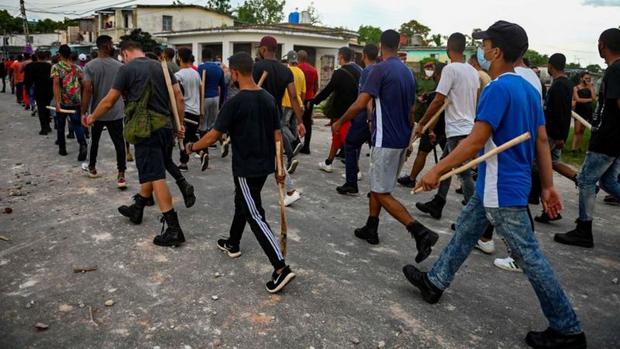 Grupos paramilitares armados con estacas el 11J en La Habana.