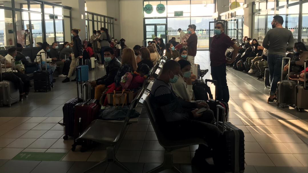 Emigrantes cubanos en el aeropuerto de Zakhintos en Grecia, el 27 de octubre.