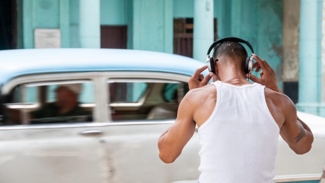 hombre escuchando música en Cuba.