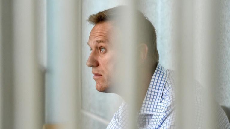 El opositor ruso Alexéi Navalni espera a comparecer en un tribunal de Moscú.