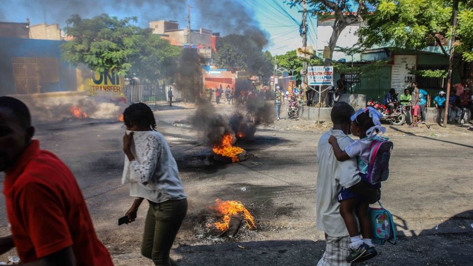 Neumáticos incendiados en una barricada en protesta por la crisis de seguridad en Puerto Príncipe, Haití.
