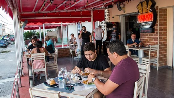 Cubanos en el restaurante El Tablazo en La Habana.