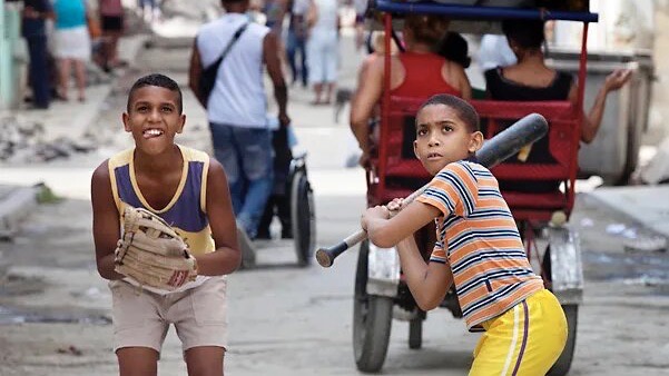 Niños jugando pelota en La Habana Vieja.