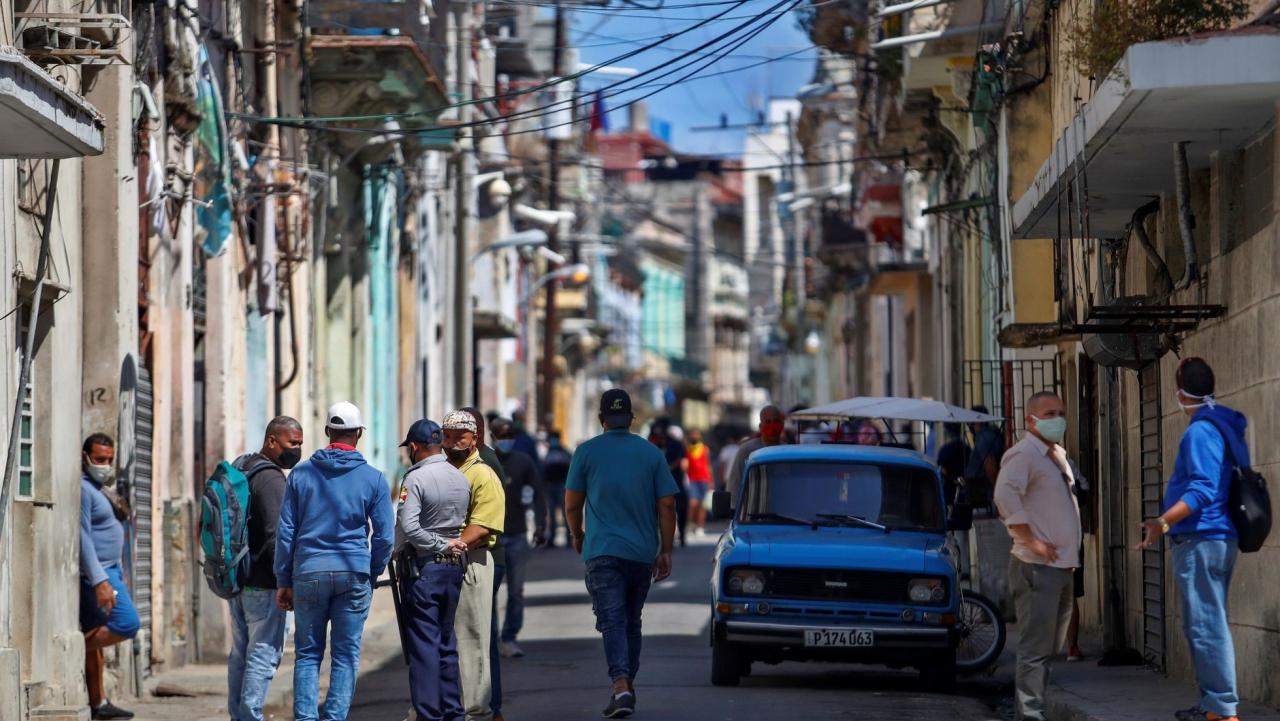 Personas con nasobuco en una calle de La Habana.