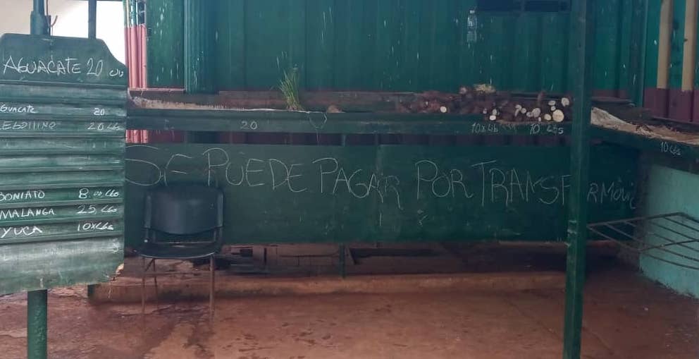 'Se puede pagar por transferencia': aviso en un agromercado cubano desabastecido.