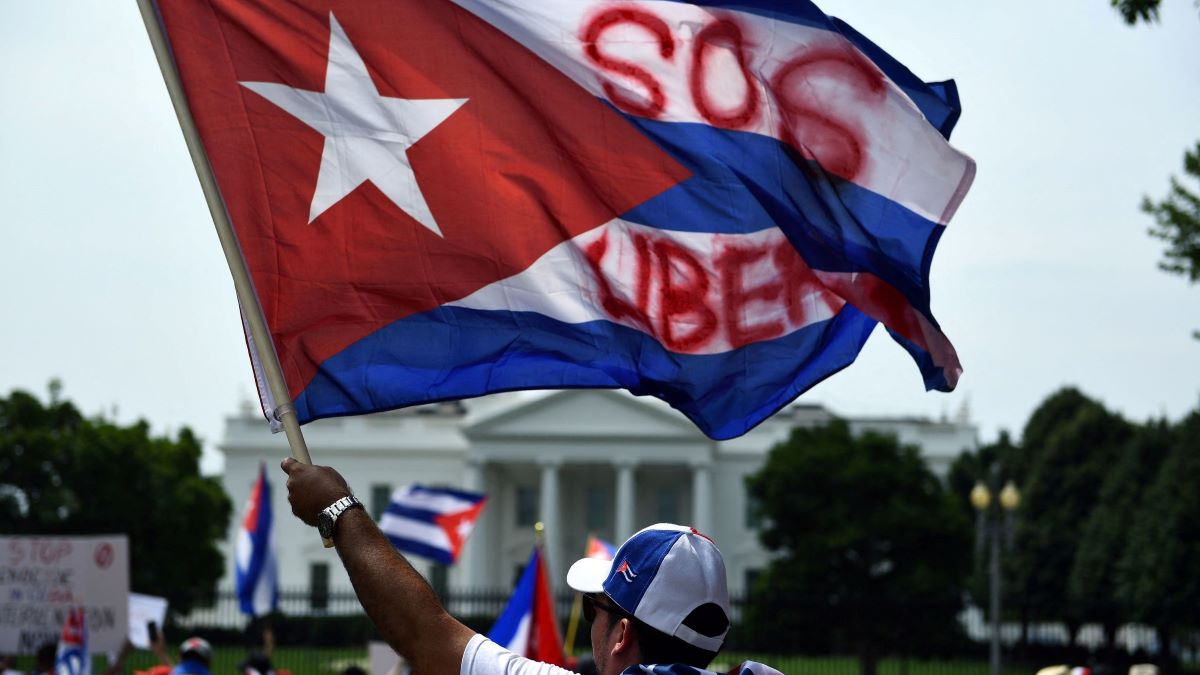 Cubanos frente a la Casa Blanca en julio, a raíz de las protestas del 11J en la Isla.