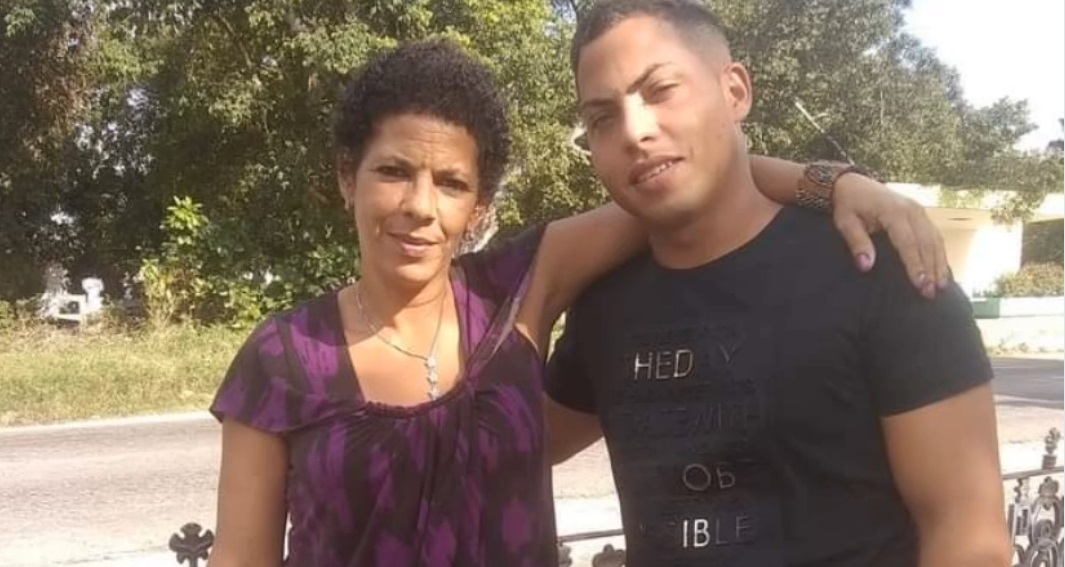 El cubano Dayron Fanego (D) y su madre Miriela Cruz.