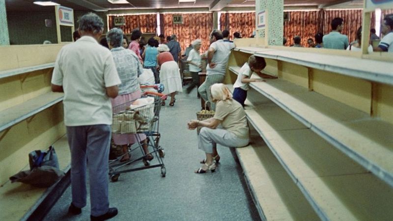 Estantes vacíos en un supermercado de La Habana en pleno Periodo Especial.