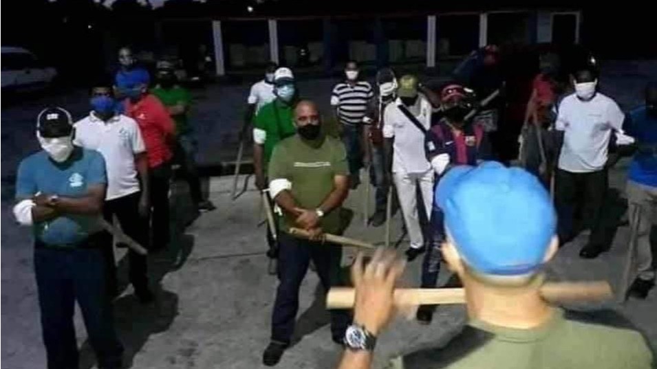 Cubanos armados con palos para amenazar a los manifestantes del 15N.