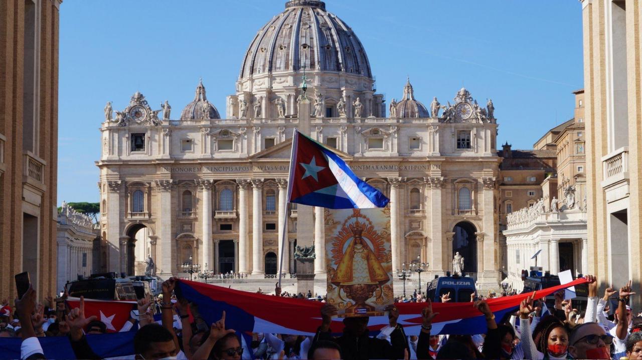 Cubanos cerca d e la Plaza de San Pedro en el Vaticano.