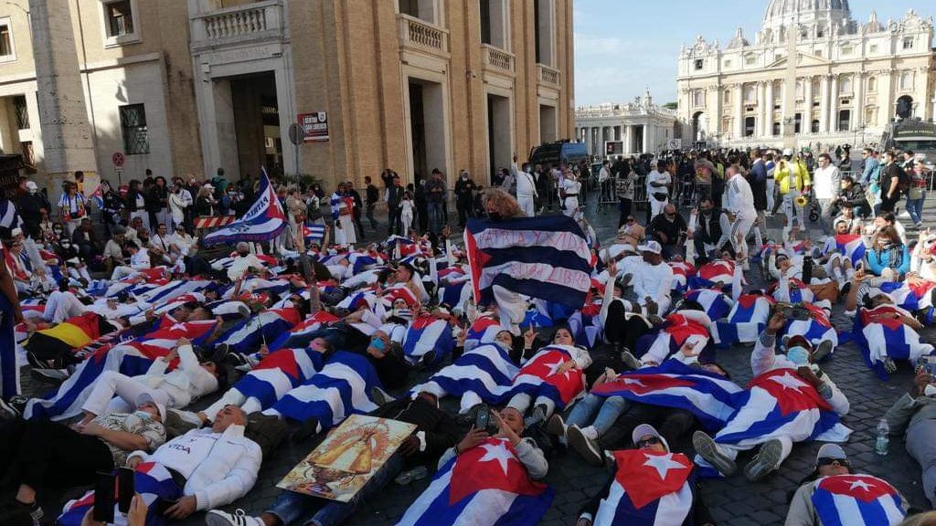 Cubanos protestan cerca de la Plaza de San Pedro en el Vaticano, 24 de octubre.