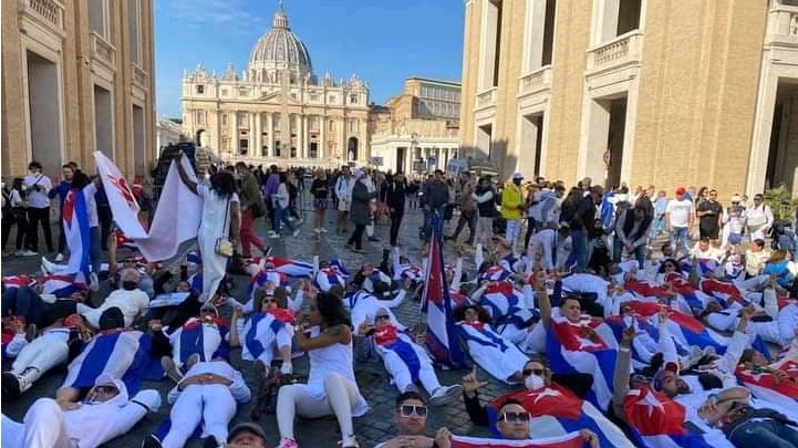 Cubanos protestan en el Vaticano.