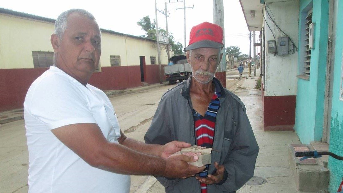 Francisco Rangel Manzano en 2018 hace entrega de comida a los pobres de Colón, Matanzas.