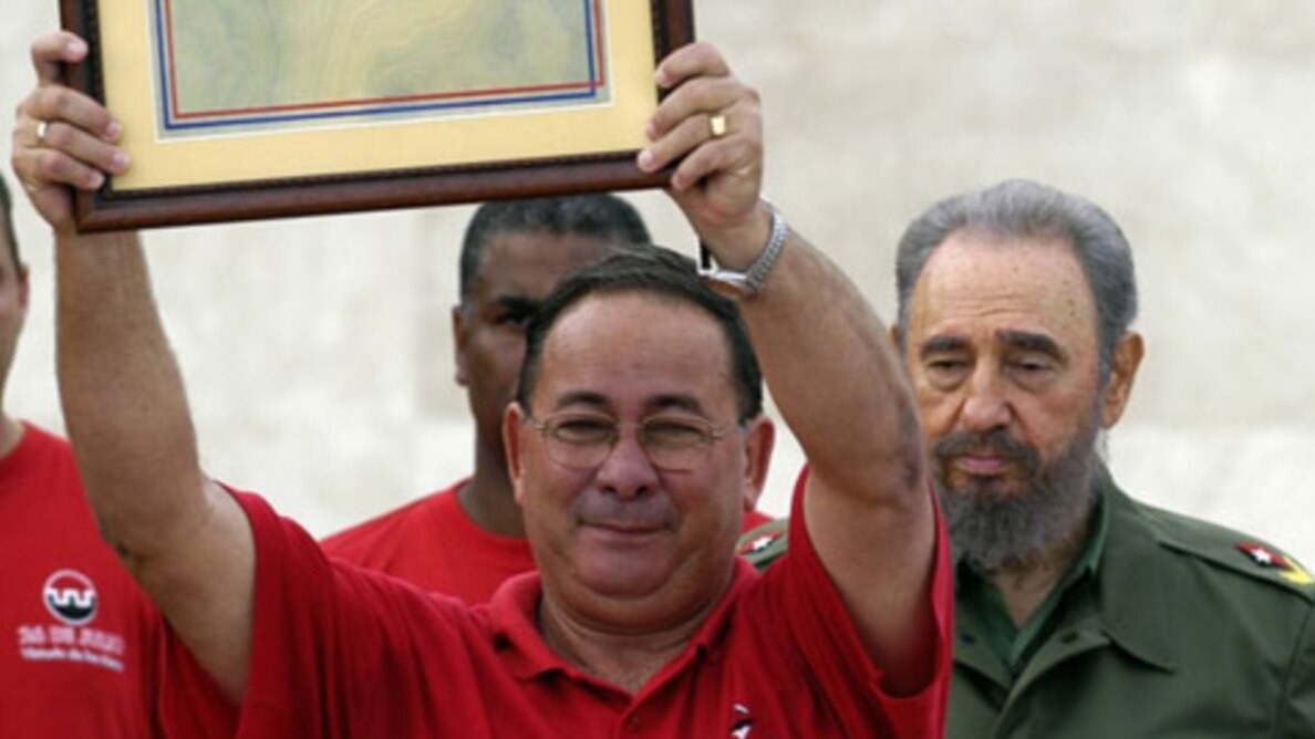 Lázaro Expósito junto al dictador Fidel Castro.