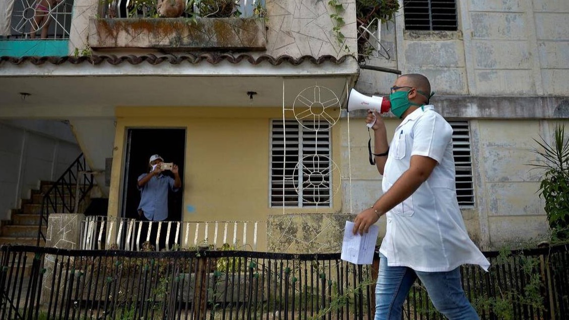 Médico cubano ofrece información en la calle durante la pandemia.