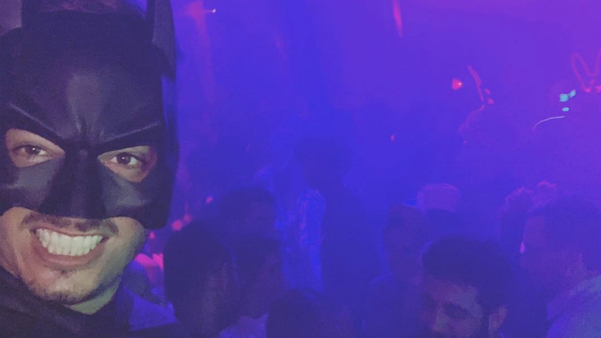 Sandro Castro disfrazado de Batman en una fiesta en EFE Bar en 2019.