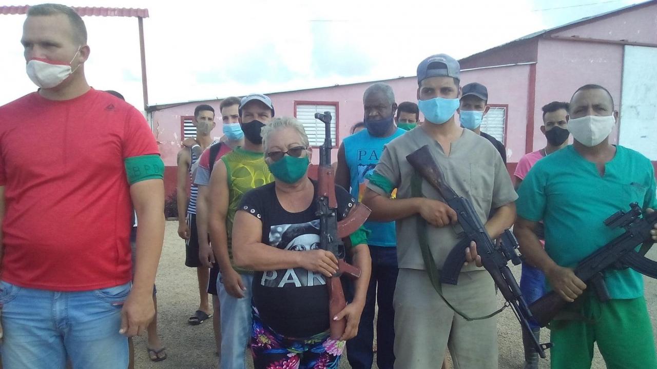 Trabajadores cubanos armados con fusiles en Matanzas.