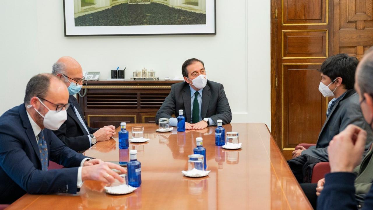 El ministro de Exteriores español en el encuentro con Yunior García.
