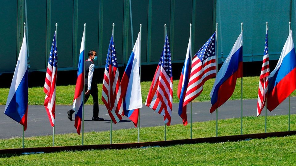Banderas de varios países durante una reunión internacional.