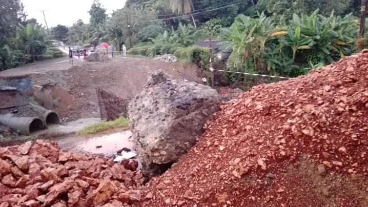 El paso por carretera destruido a la entrada de Baracoa.