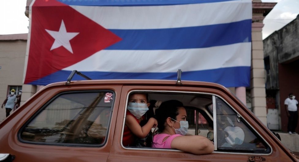 Una familia cubana en un auto.