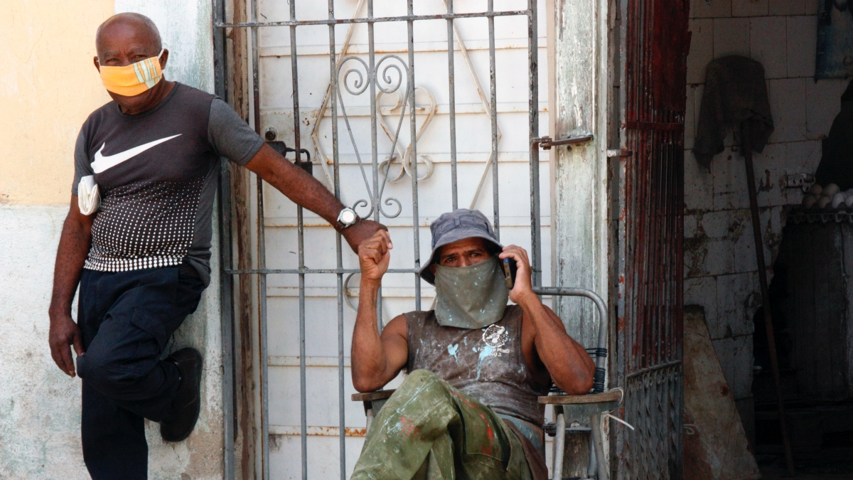 Dos cubanos con nasobucos en La Habana.