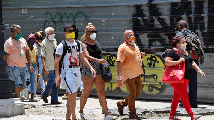Personas con nasobuco en una calle de La Habana.