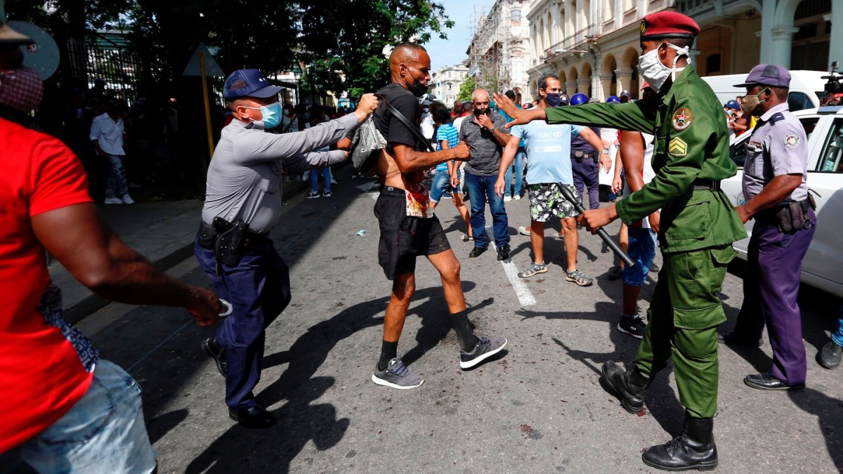 La Policía detiene a un cubano en La Habana el pasado 11 de julio.