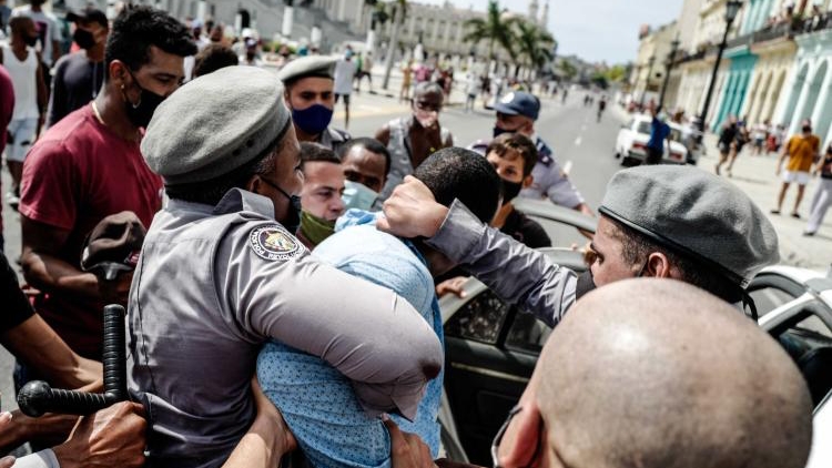 La Policía detiene a un cubano durante las protestas del pasado 11 de julio.