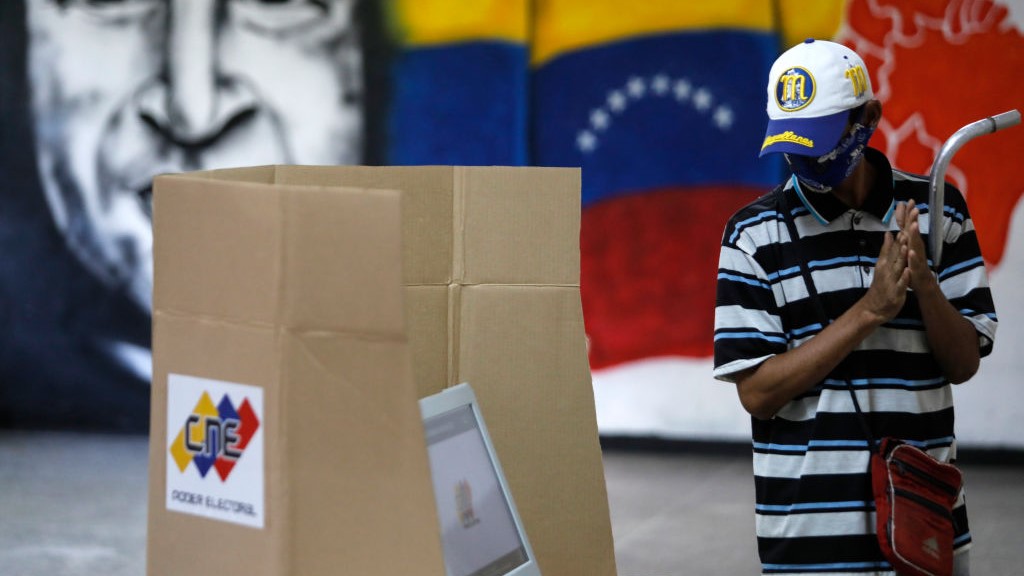 Un venezolano en uno de los puntos de votación.
