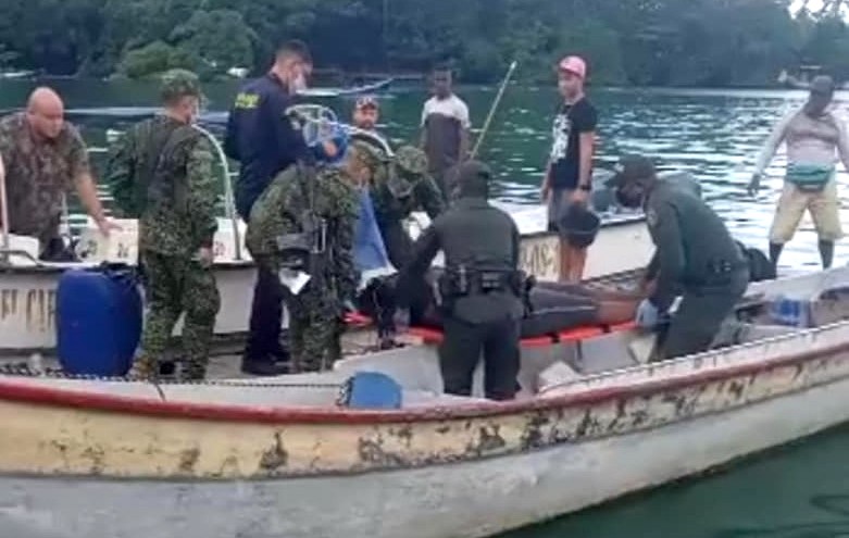 Militares colombianos trasladan el cuerpo de una emigrante fallecida en un naufragio en octubre de 2021.