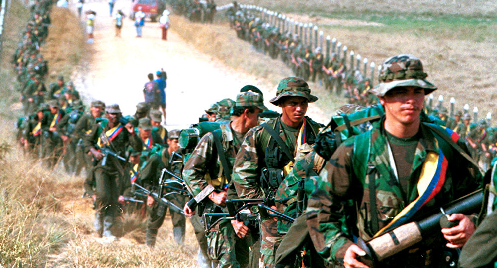 Columna de las FARC durante su desmovilización.