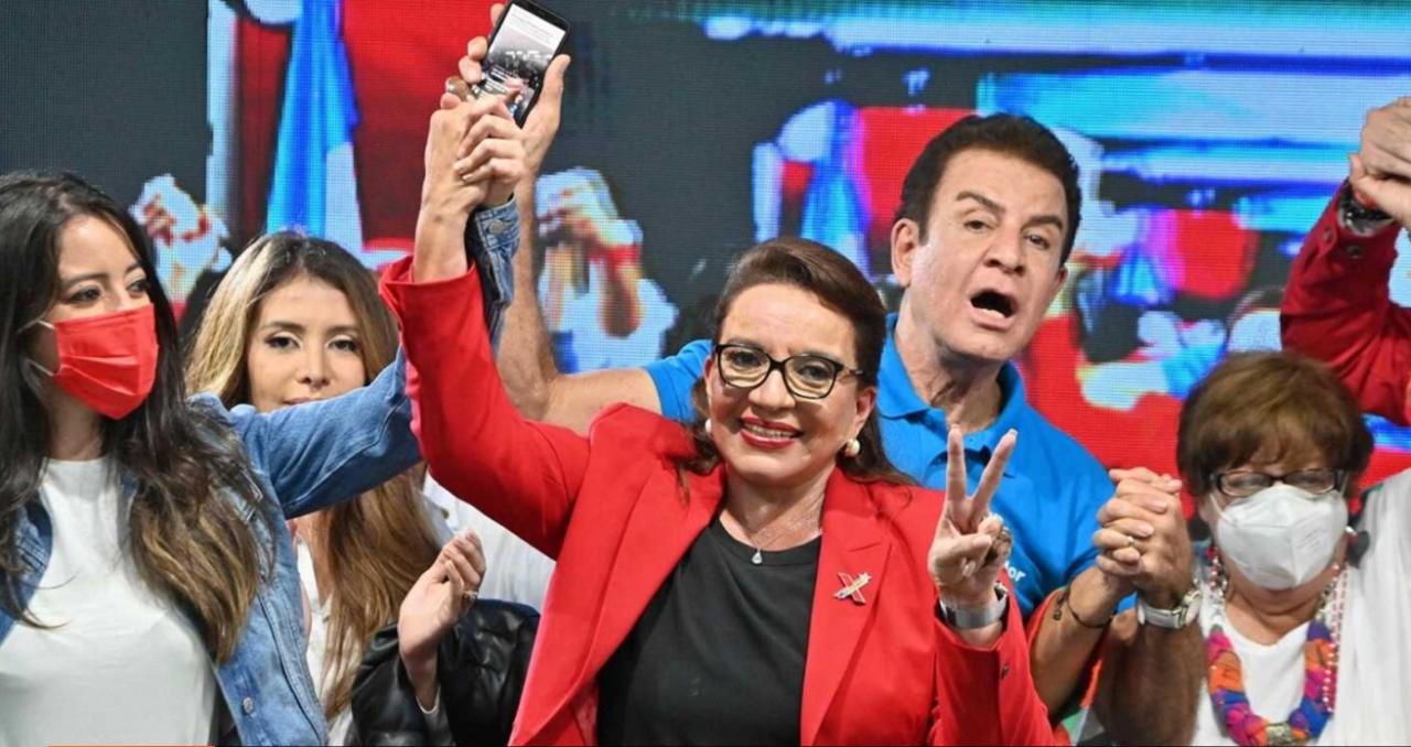 Xiomara Castro de Zelaya celebra su victoria en las presidenciales de Honduras del domingo.