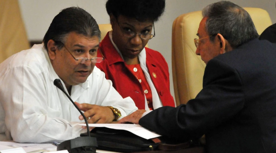 Marino Murillo reports to Raúl Castro.