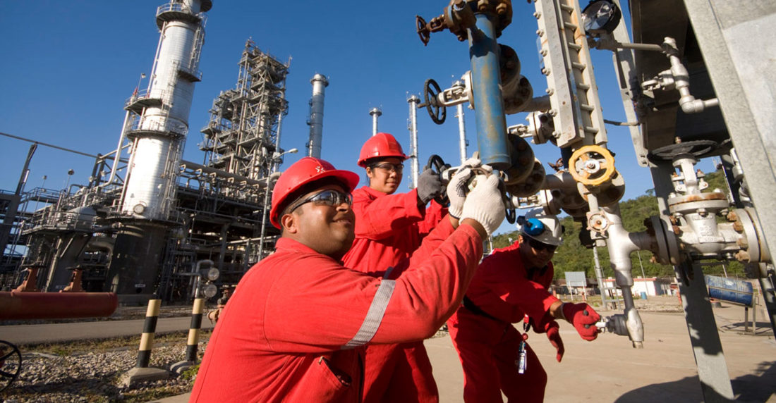 Obreros del petróleo en una instalación de PDVSA.