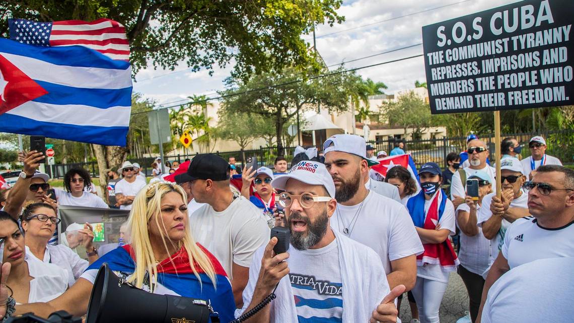 El influencer cubano Alexander Otaola en la protesta frente a la Arquidiócesis de Miami.