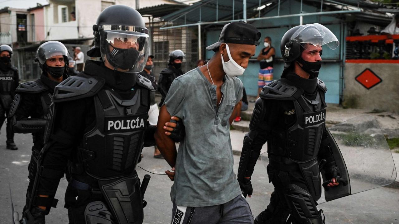 La policía traslada a un detenido de las protestas sociales en Cuba, en La Habana el pasado 11 de julio.