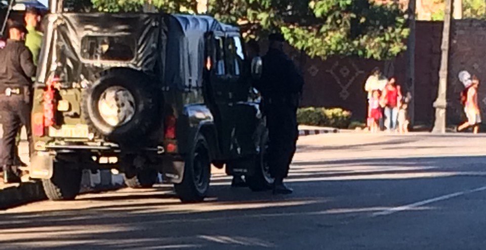 Vehículo de las tropas especiales visto este lunes frente al antiguo Cuartel Moncada, en Santiago de Cuba.