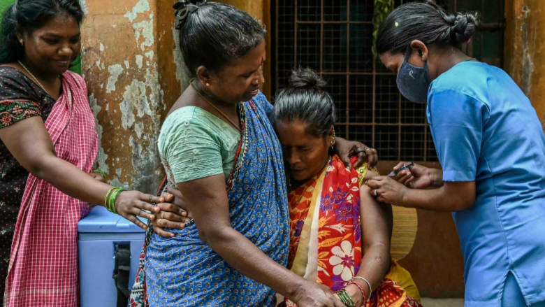 Una joven india recibe la vacuna contra el Covid-19.