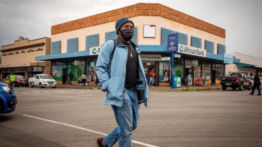 Un sudafricano camina por la calle durante la pandemia.